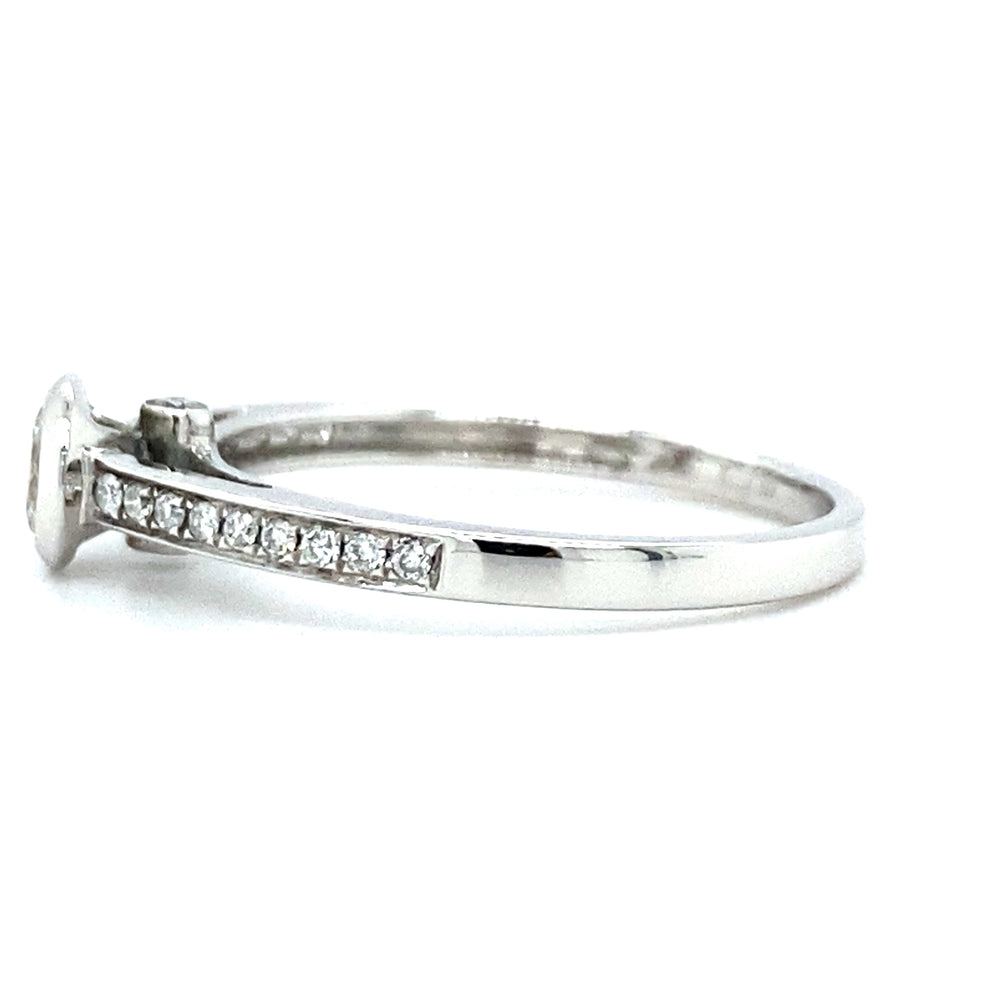 
                      
                        18 karaat witgouden solitair pavé ring met 1 briljant geslepen diamant van 0.28 crt kleur top wesselton kwaliteit si en 20 briljant geslepen diamanten met een totaalgewicht van 0.13 crt kleur G kwaliteit VS model r7679 €1495
                      
                    