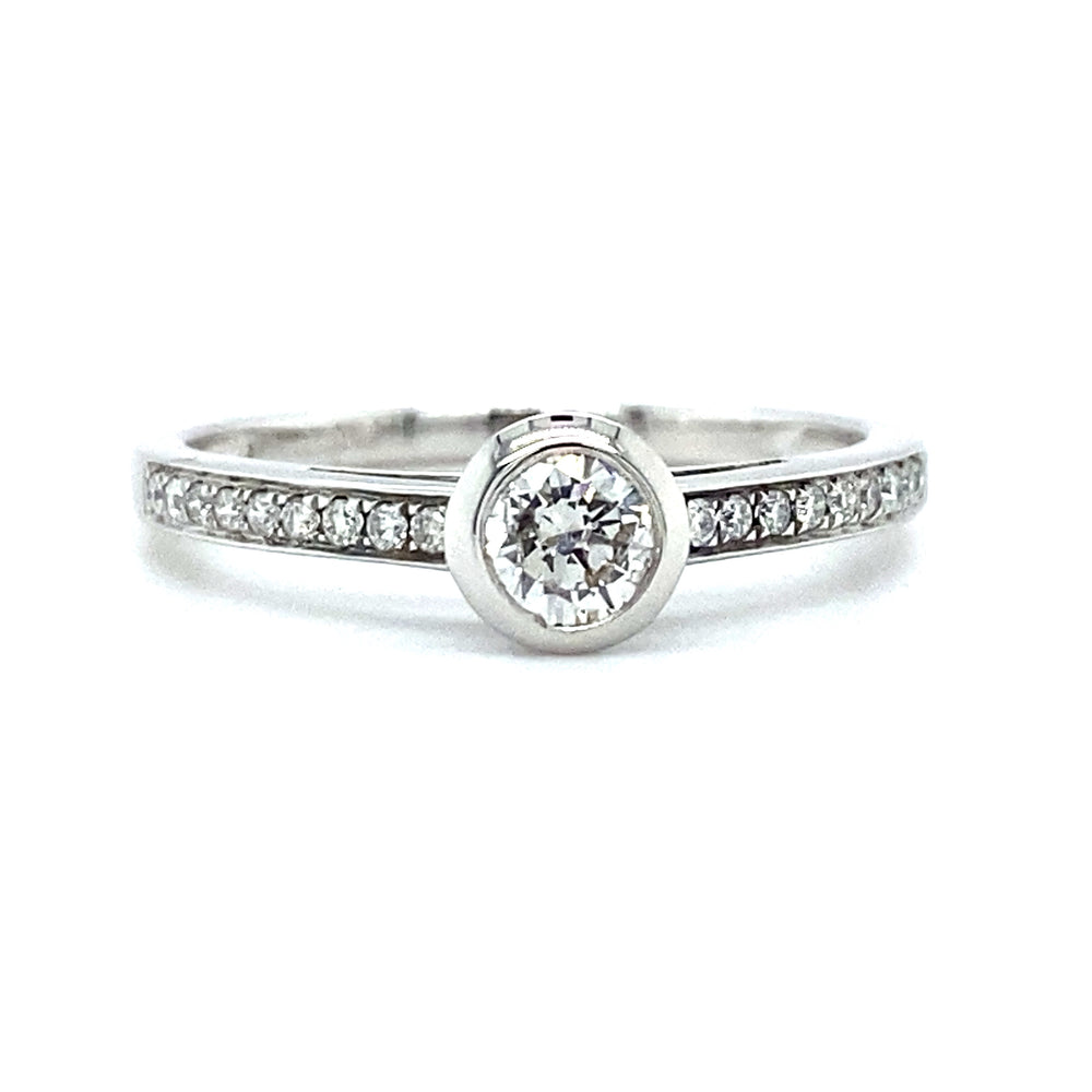 18 karaat witgouden solitair pavé ring met 1 briljant geslepen diamant van 0.28 crt kleur top wesselton kwaliteit si en 20 briljant geslepen diamanten met een totaalgewicht van 0.13 crt kleur G kwaliteit VS model r7679 €1495