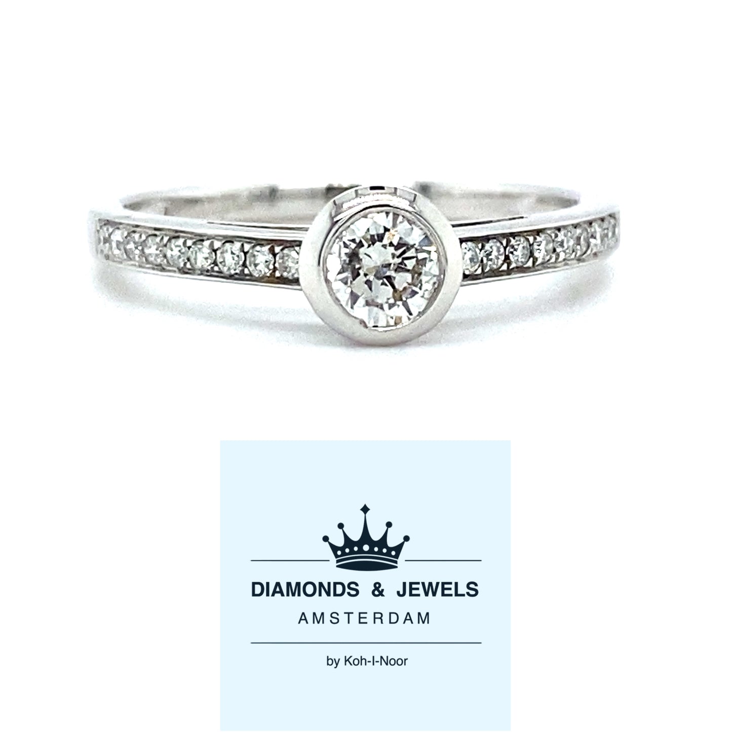 18 karaat witgouden solitair pavé ring met 1 briljant geslepen diamant van 0.28 crt kleur top wesselton kwaliteit si en 20 briljant geslepen diamanten met een totaalgewicht van 0.13 crt kleur G kwaliteit VS model r7679 €1495