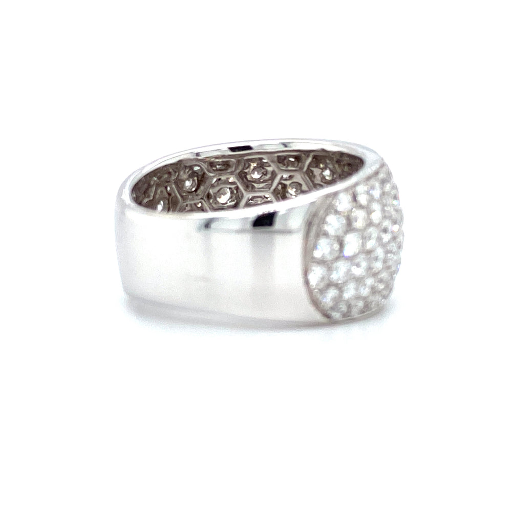 
                      
                        Zeer brede18krt witgouden pavé gezette ring met 120 briljant geslepen diamanten met een totaalgewicht van 3.44crt kleur top wesselton kwaliteit VS2 mt 17.25/54 12mm breed model r7788 €6445
                      
                    