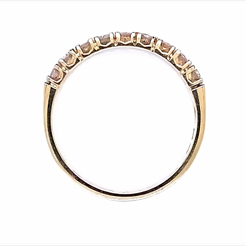 
                      
                        Klassieke 14 karaat geel gouden rij ring van 2.6 gram en 3 mm breed. Bezet met 9 briljant geslepen diamanten met een totaalgewicht van  0.37 crt. Kleur: Wesselton Kwaliteit: SI3 Model: R 7813 
                      
                    