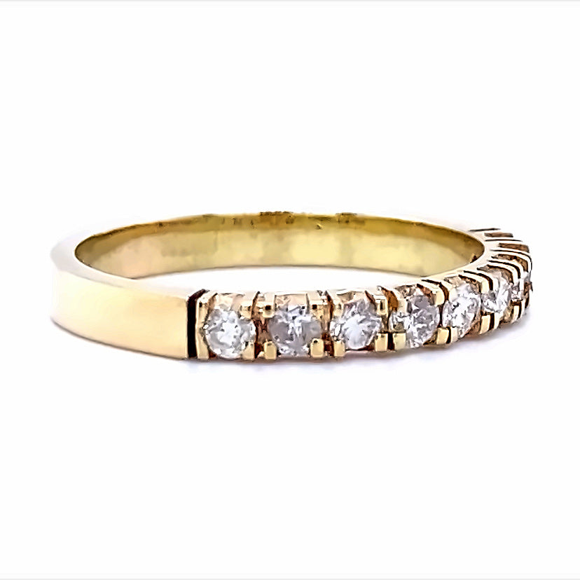 
                      
                        Klassieke 14 karaat geel gouden rij ring van 2.6 gram en 3 mm breed. Bezet met 9 briljant geslepen diamanten met een totaalgewicht van  0.37 crt. Kleur: Wesselton Kwaliteit: SI3 Model: R 7813 
                      
                    