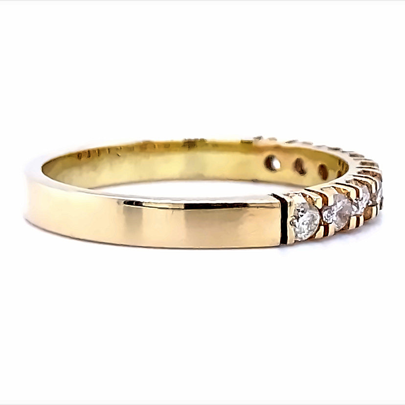 
                      
                        Klassieke 14 karaat geel gouden rij ring van 2.6 gram en 3 mm breed. Bezet met 9 briljant geslepen diamanten met een totaalgewicht van  0.37 crt. Kleur: Wesselton Kwaliteit: SI3 Model: R 7813 
                      
                    