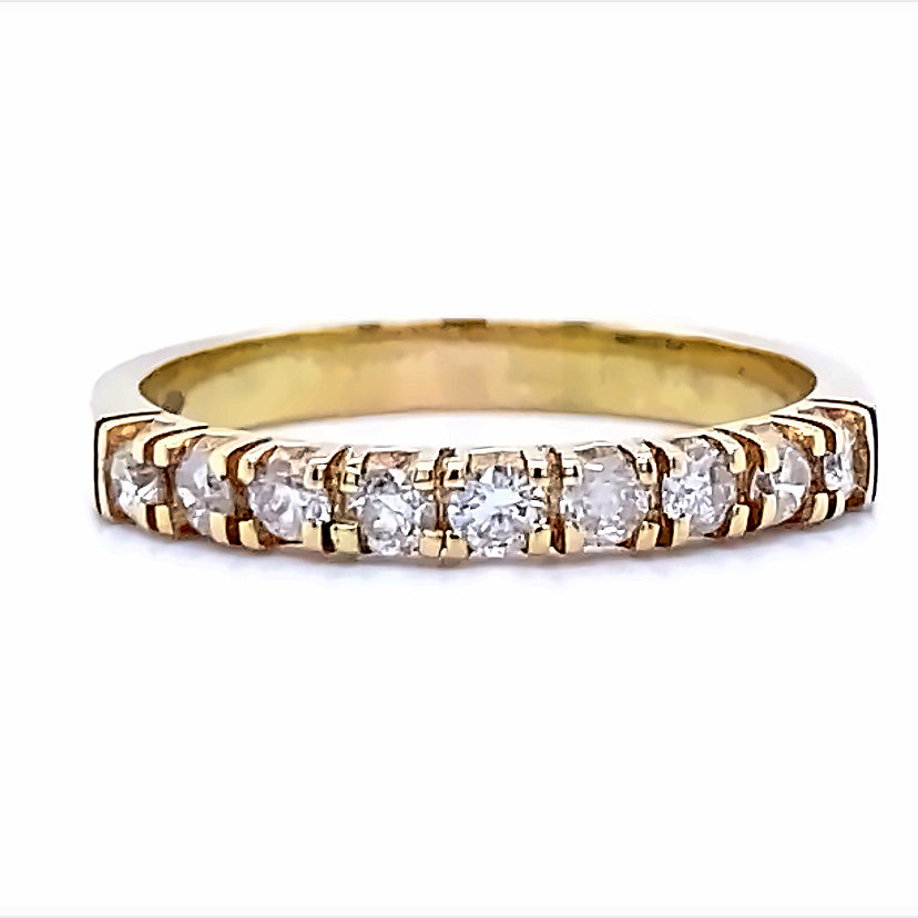Klassieke 14 karaat geel gouden rij ring van 2.6 gram en 3 mm breed. Bezet met 9 briljant geslepen diamanten met een totaalgewicht van  0.37 crt. Kleur: Wesselton Kwaliteit: SI3 Model: R 7813 