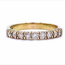 Cargar imagen en el visor de la galería, Klassieke 14 karaat geel gouden rij ring van 2.6 gram en 3 mm breed. Bezet met 9 briljant geslepen diamanten met een totaalgewicht van  0.37 crt. Kleur: Wesselton Kwaliteit: SI3 Model: R 7813 
