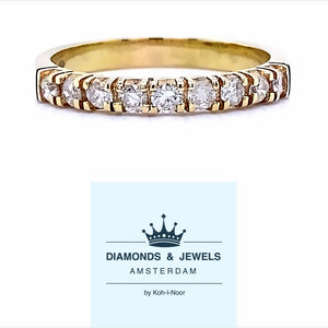 Klassieke 14 karaat geel gouden rij ring van 2.6 gram en 3 mm breed. Bezet met 9 briljant geslepen diamanten met een totaalgewicht van  0.37 crt. Kleur: Wesselton Kwaliteit: SI3 Model: R 7813 
