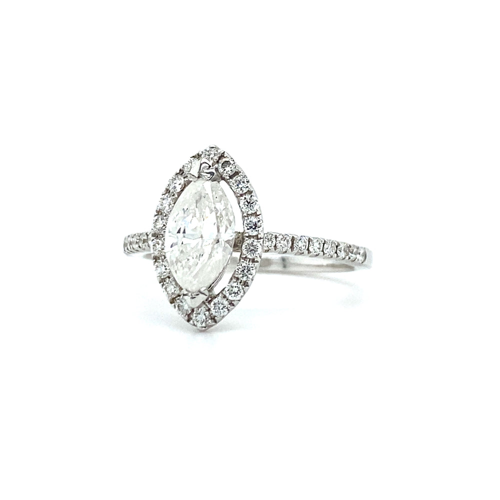
                      
                        Witgouden halo rijring met 1 Marquis geslepen diamant van 0.91crt kleur g kwaliteit piqué en 34 briljant geslepen diamanten met een totaalgewicht van 0.37crt kleur f kwaliteit vs maat 16.75/53 model r7822 €4069
                      
                    