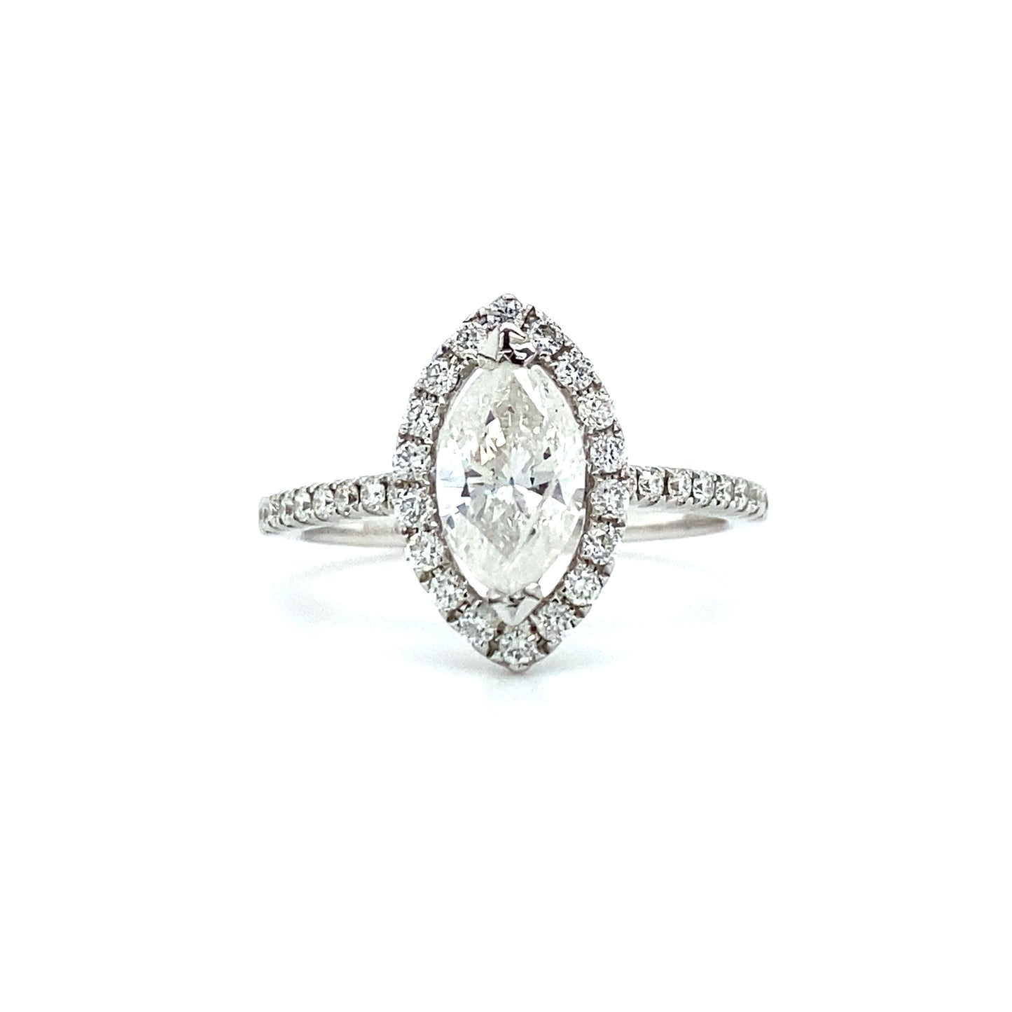 Witgouden halo rijring met 1 Marquis geslepen diamant van 0.91crt kleur g kwaliteit piqué en 34 briljant geslepen diamanten met een totaalgewicht van 0.37crt kleur f kwaliteit vs maat 16.75/53 model r7822 €4069