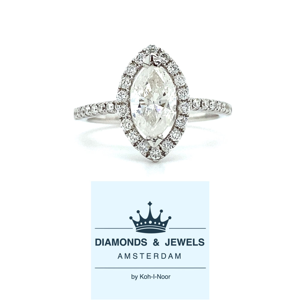 Witgouden halo rijring met 1 Marquis geslepen diamant van 0.91crt kleur g kwaliteit piqué en 34 briljant geslepen diamanten met een totaalgewicht van 0.37crt kleur f kwaliteit vs maat 16.75/53 model r7822 €4069