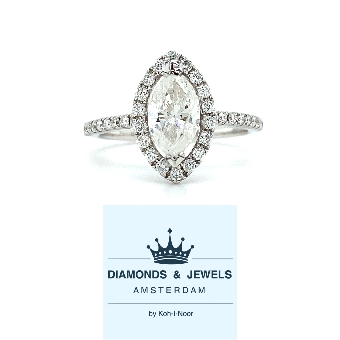 Witgouden halo rijring met 1 Marquis geslepen diamant van 0.91crt kleur g kwaliteit piqué en 34 briljant geslepen diamanten met een totaalgewicht van 0.37crt kleur f kwaliteit vs maat 16.75/53 model r7822 €4069