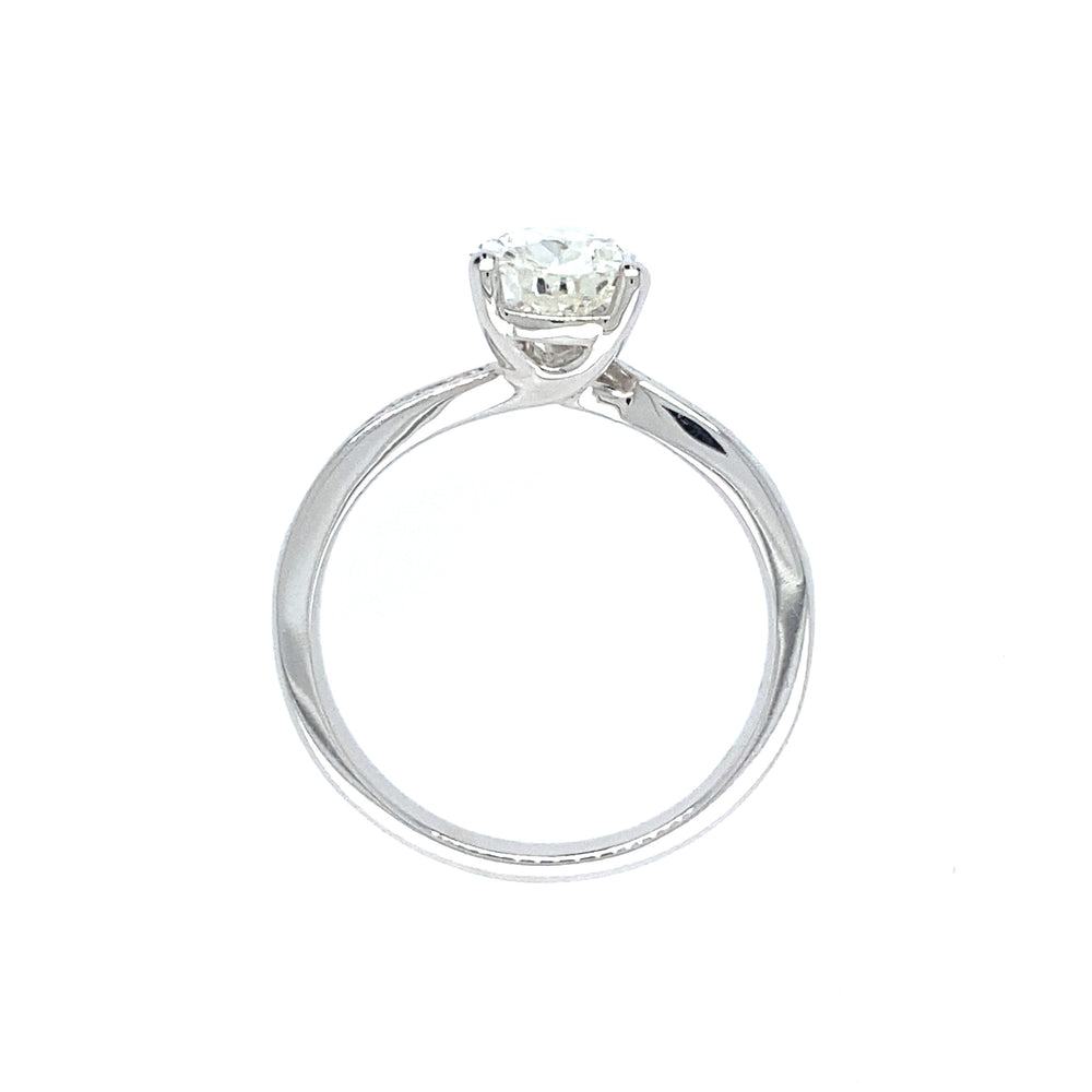 
                      
                        18 karaat wit gouden solitair pavé ring van 3 gram. Bezet met 1 peer geslepen diamant van 1.18 crt en 14 briljant geslepen diamanten met een totaalgewicht van 0.13 crt. Alle diamanten hebben kleur G em kwaliteit VS2 Zetting: 8.5 x 6.5 mm Model R 7937
                      
                    