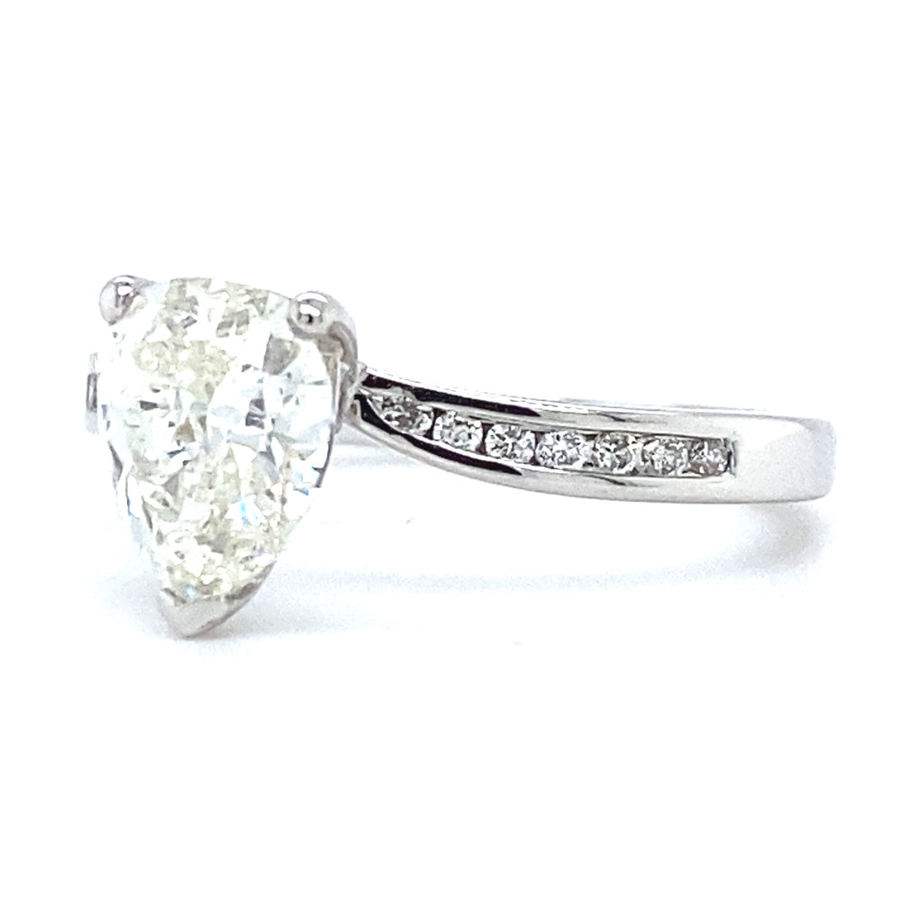 
                      
                        18 karaat wit gouden solitair pavé ring van 3 gram. Bezet met 1 peer geslepen diamant van 1.18 crt en 14 briljant geslepen diamanten met een totaalgewicht van 0.13 crt. Alle diamanten hebben kleur G em kwaliteit VS2 Zetting: 8.5 x 6.5 mm Model R 7937
                      
                    