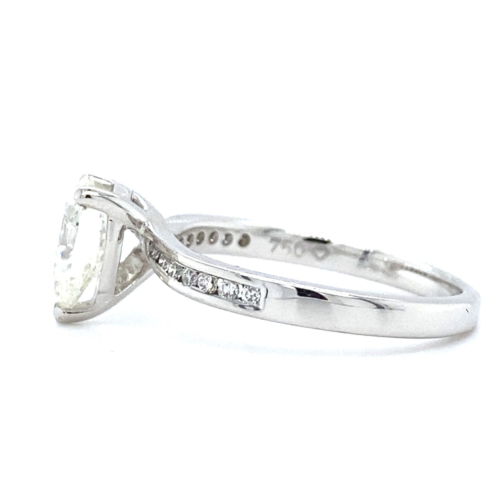 
                      
                        18 karaat wit gouden solitair pavé ring van 3 gram. Bezet met 1 peer geslepen diamant van 1.18 crt en 14 briljant geslepen diamanten met een totaalgewicht van 0.13 crt. Alle diamanten hebben kleur G em kwaliteit VS2 Zetting: 8.5 x 6.5 mm Model R 7937
                      
                    
