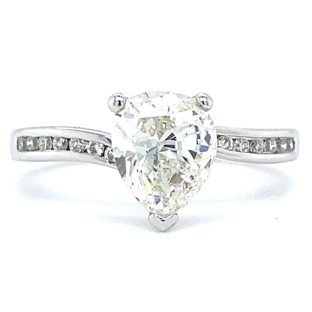 18 karaat wit gouden solitair pavé ring van 3 gram. Bezet met 1 peer geslepen diamant van 1.18 crt en 14 briljant geslepen diamanten met een totaalgewicht van 0.13 crt. Alle diamanten hebben kleur G em kwaliteit VS2 Zetting: 8.5 x 6.5 mm Model R 7937