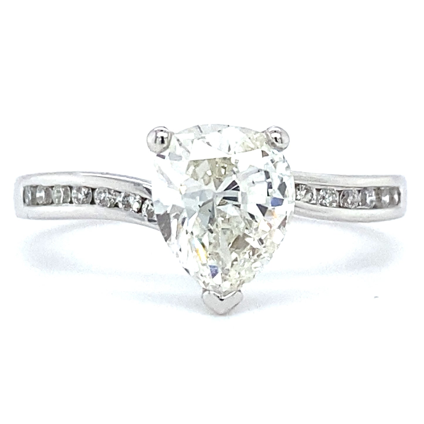 18 karaat wit gouden solitair pavé ring van 3 gram. Bezet met 1 peer geslepen diamant van 1.18 crt en 14 briljant geslepen diamanten met een totaalgewicht van 0.13 crt. Alle diamanten hebben kleur G em kwaliteit VS2 Zetting: 8.5 x 6.5 mm Model R 7937