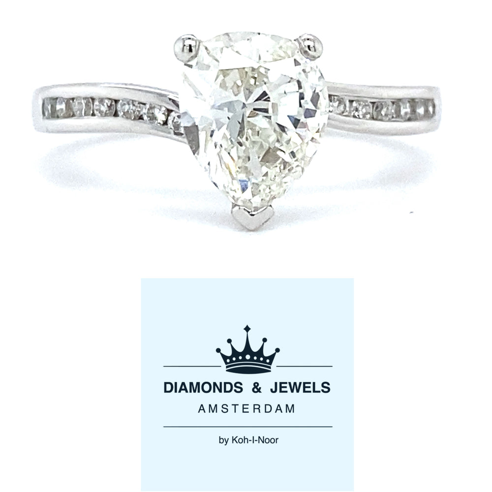 18 karaat witgouden solitair pavé slag ring bezet met 1 peer geslepen diamant van 1.18 crt kleur g kwaliteit vs2 en 14 briljant geslepen diamanten met een totaalgewicht van 0.13 crt kleur G kwaliteit vs  zetting: 8.5 x 6.5 mm Model R 7937