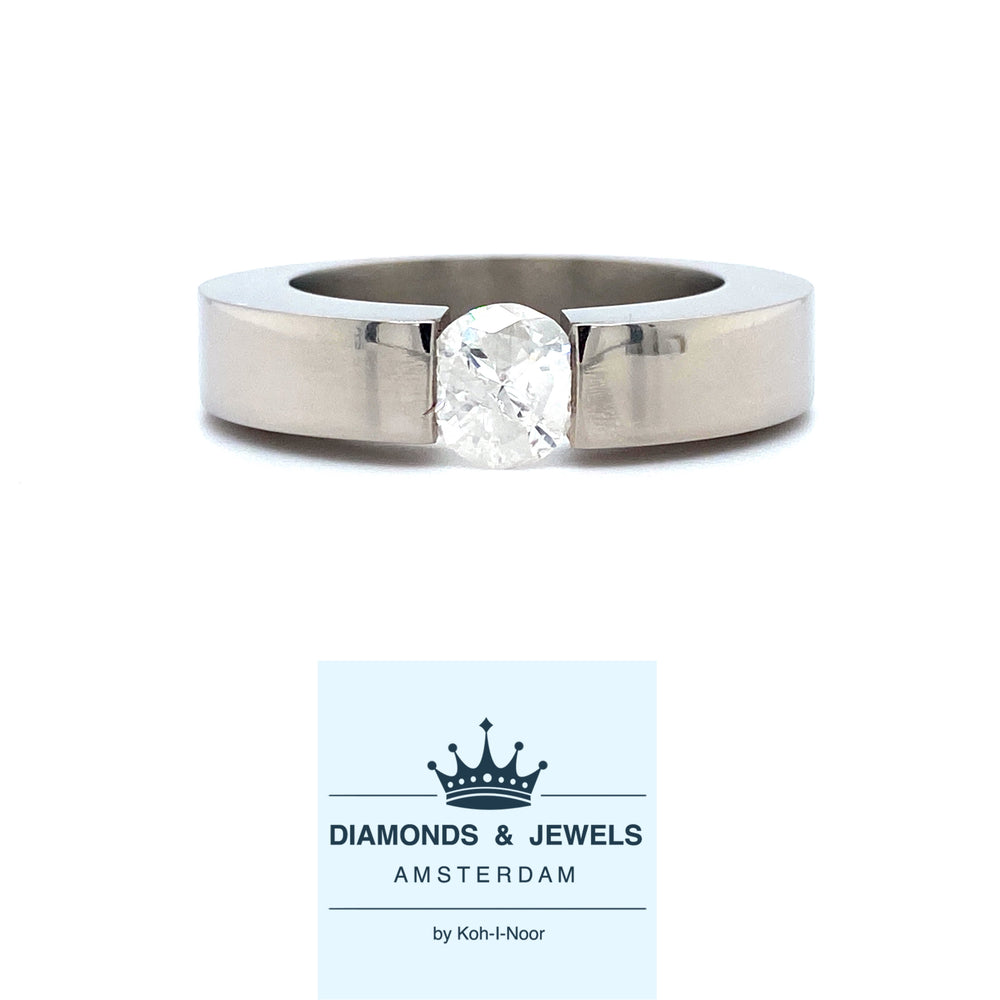 Brede titanium ring bezet met 1 briljant geslepen diamant van 0.97crt kleur Wesselton kwaliteit Piqué4 mt 18.75-59-5mm-model r7945-€1275