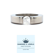 Laden Sie das Bild in den Galerie-Viewer, Brede titanium ring bezet met 1 briljant geslepen diamant van 0.97crt kleur Wesselton kwaliteit Piqué4 mt 18.75-59-5mm-model r7945-€1275
