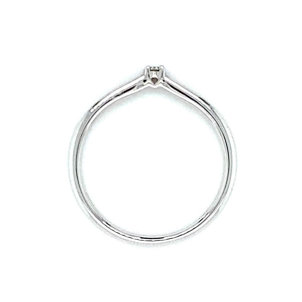 
                      
                        18 karaat witgouden solitair pavéring van 1.8 gram. Bezet met 7 briljant geslepen diamanten met een totaalgewicht van 0.07 crt en 6 baguette geslepen diamanten met een totaalgewicht van 0.13 crt kleur top wesselton kwaliteit si model r 7969
                      
                    