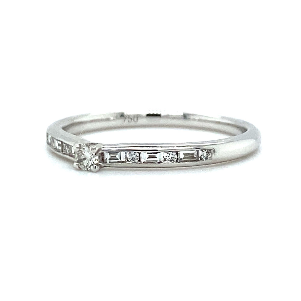 
                      
                        18 karaat witgouden solitair pavéring van 1.8 gram. Bezet met 7 briljant geslepen diamanten met een totaalgewicht van 0.07 crt en 6 baguette geslepen diamanten met een totaalgewicht van 0.13 crt kleur top wesselton kwaliteit si model r 7969
                      
                    