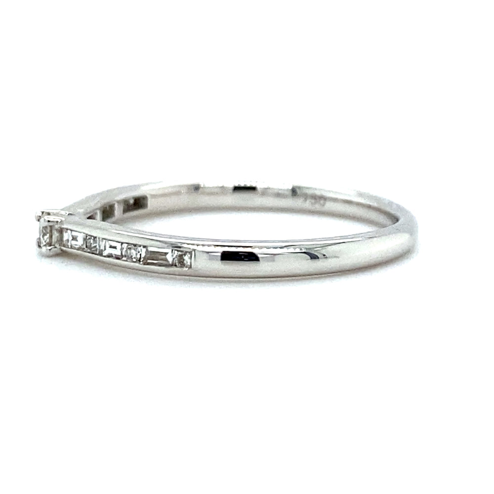 
                      
                        18 karaat witgouden solitair pavéring van 1.8 gram. Bezet met 7 briljant geslepen diamanten met een totaalgewicht van 0.07 crt en 6 baguette geslepen diamanten met een totaalgewicht van 0.13 crt kleur top wesselton kwaliteit si model r 7969
                      
                    