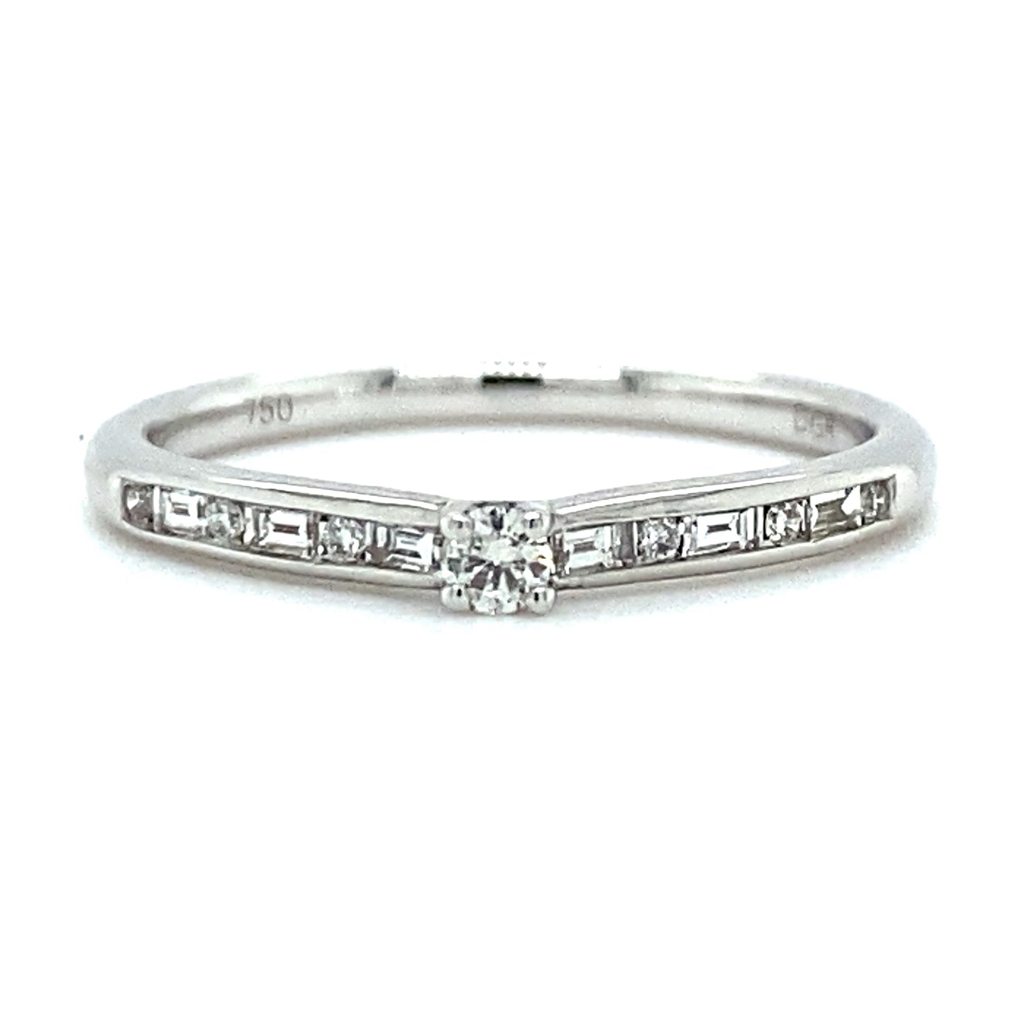 18 karaat witgouden solitair pavéring van 1.8 gram. Bezet met 7 briljant geslepen diamanten met een totaalgewicht van 0.07 crt en 6 baguette geslepen diamanten met een totaalgewicht van 0.13 crt kleur top wesselton kwaliteit si model r 7969