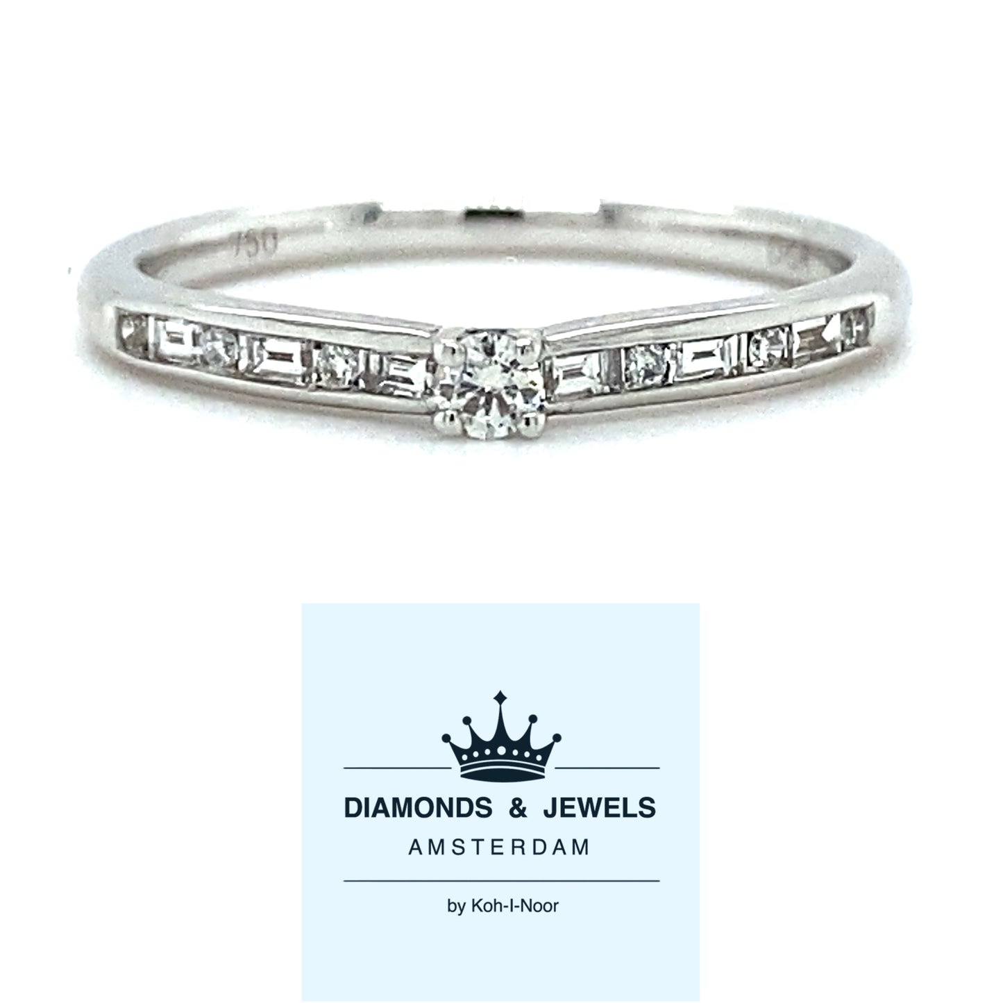 18 karaat witgouden solitair pavéring van 1.8 gram. Bezet met 7 briljant geslepen diamanten met een totaalgewicht van 0.07 crt en 6 baguette geslepen diamanten met een totaalgewicht van 0.13 crt kleur top wesselton kwaliteit si model r 7969