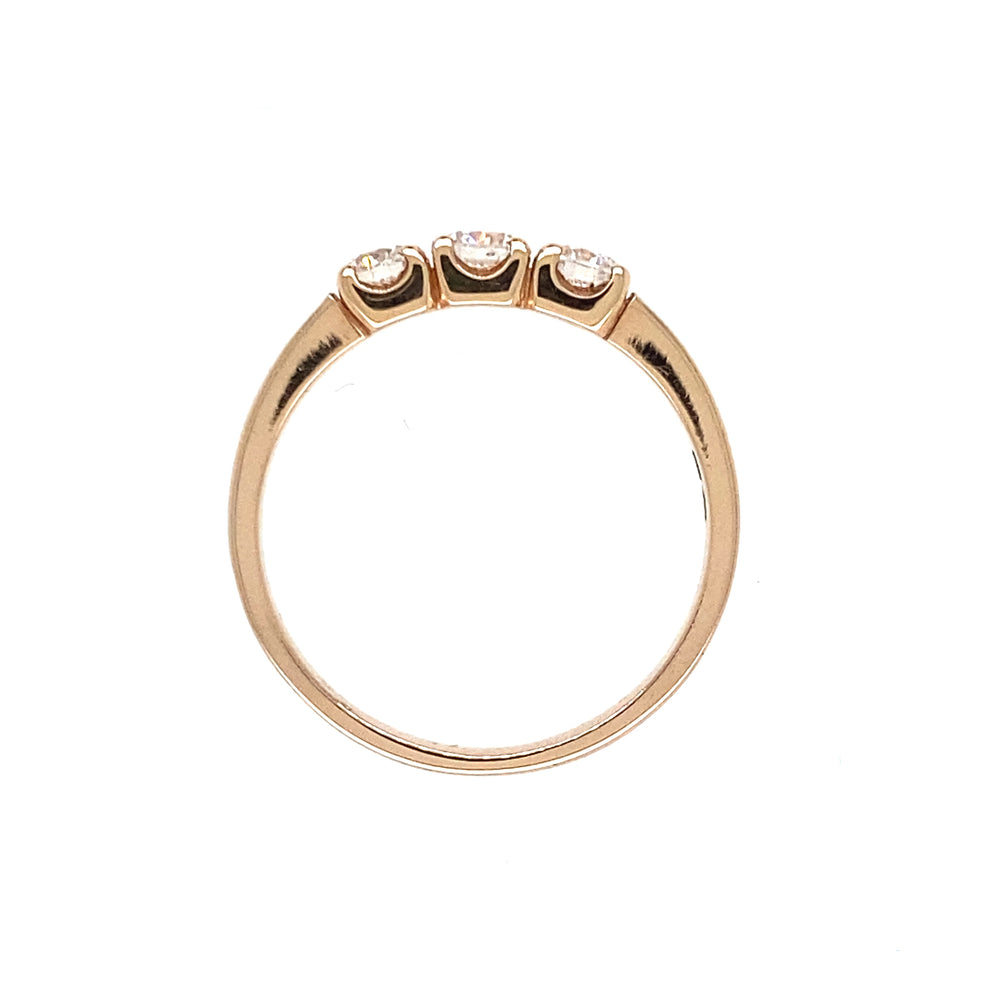 
                      
                        Rosé gouden trilogiering van 2.8 gram en 2.5 mm breed. Bezet met 3 briljant geslepen diamanten met een totaalgewicht van  0.55 crt kleur top wesselton kwaliteit si1 zetting: 4 x 11.5 mm Model R 8183
                      
                    