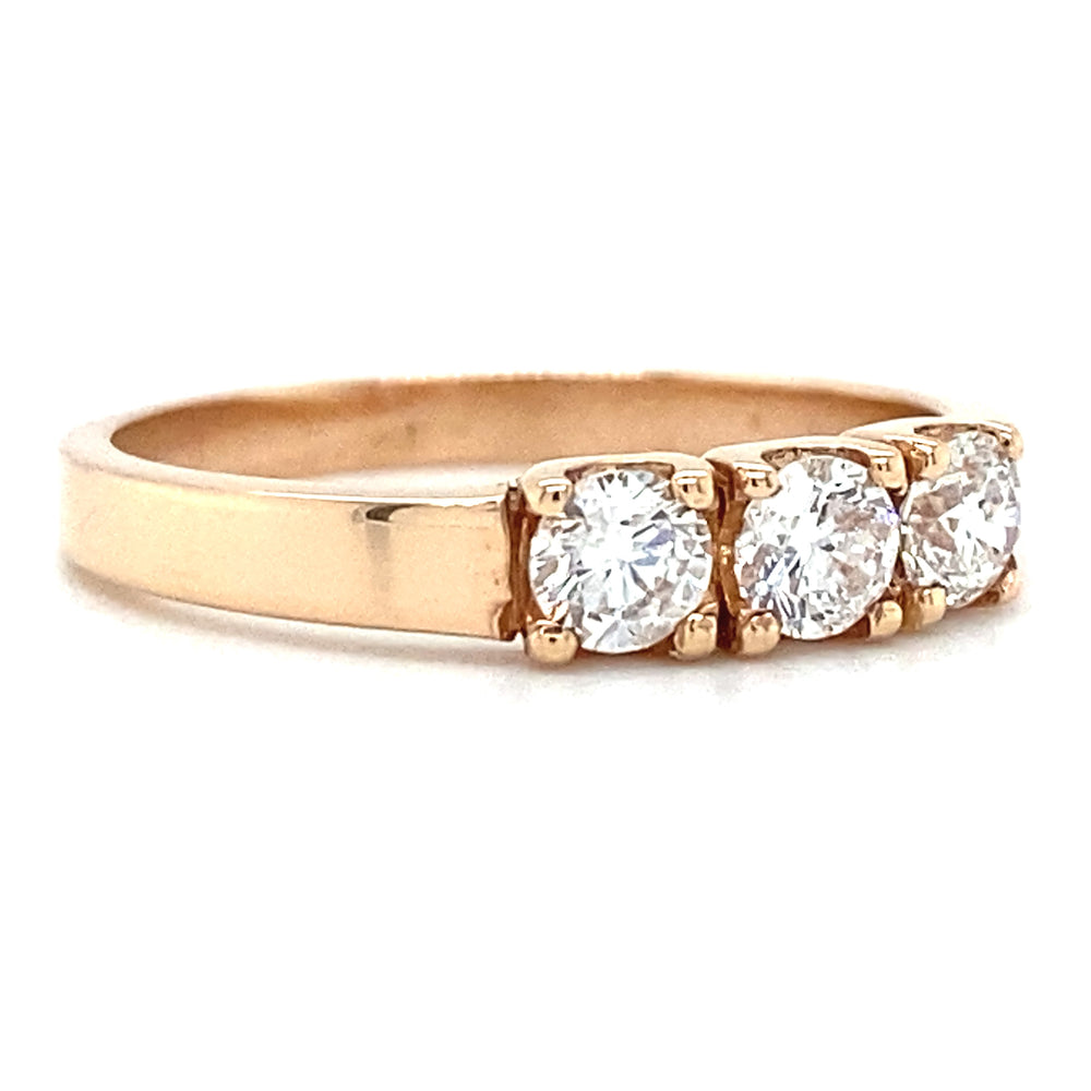 
                      
                        Rosé gouden trilogiering van 2.8 gram en 2.5 mm breed. Bezet met 3 briljant geslepen diamanten met een totaalgewicht van  0.55 crt kleur top wesselton kwaliteit si1 zetting: 4 x 11.5 mm Model R 8183
                      
                    