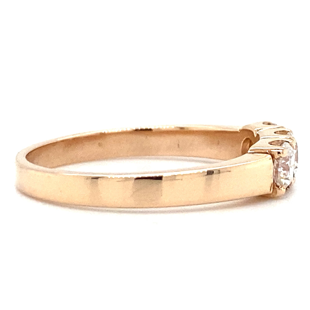 
                      
                        Rosé gouden trilogiering van 2.8 gram en 2.5 mm breed. Bezet met 3 briljant geslepen diamanten met een totaalgewicht van  0.55 crt kleur top wesselton kwaliteit si1 zetting: 4 x 11.5 mm Model R 8183
                      
                    