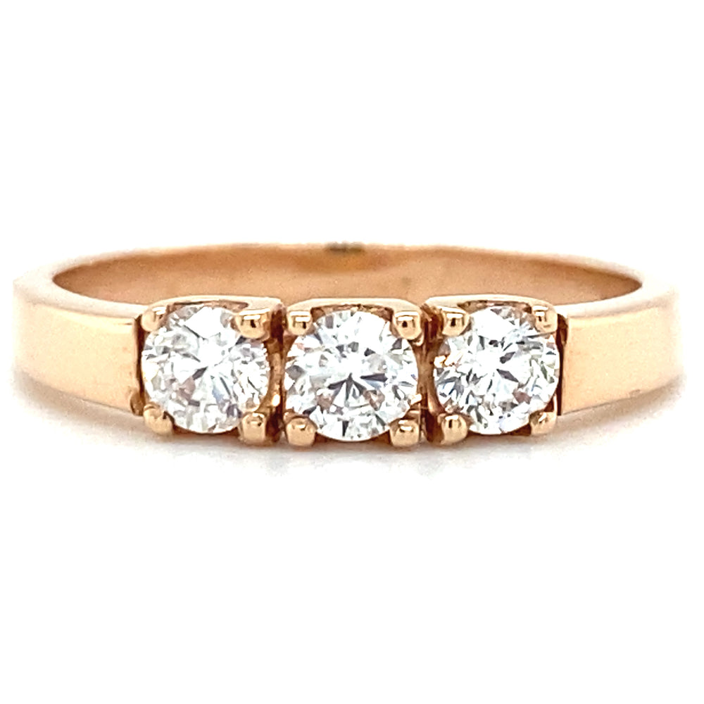 Rosé gouden trilogiering van 2.8 gram en 2.5 mm breed. Bezet met 3 briljant geslepen diamanten met een totaalgewicht van  0.55 crt kleur top wesselton kwaliteit si1 zetting: 4 x 11.5 mm Model R 8183