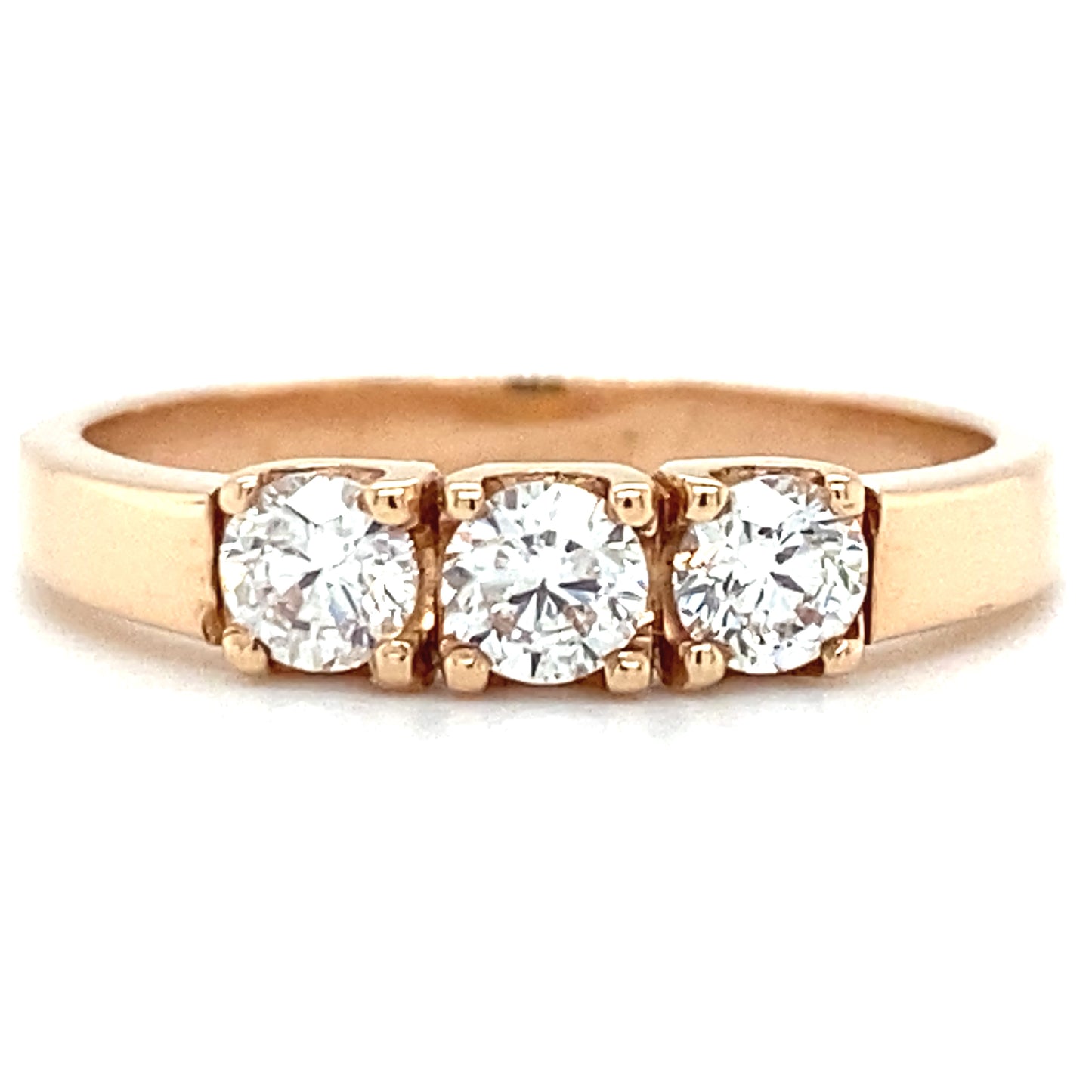 Rosé gouden trilogiering van 2.8 gram en 2.5 mm breed. Bezet met 3 briljant geslepen diamanten met een totaalgewicht van  0.55 crt kleur top wesselton kwaliteit si1 zetting: 4 x 11.5 mm Model R 8183