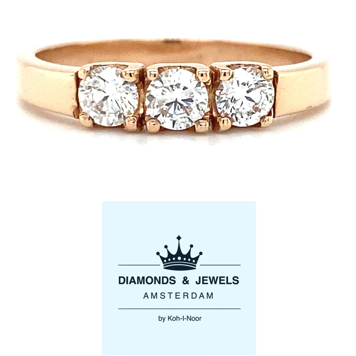 Rosé gouden trilogiering van 2.8 gram en 2.5 mm breed. Bezet met 3 briljant geslepen diamanten met een totaalgewicht van  0.55 crt kleur top wesselton kwaliteit si1 zetting: 4 x 11.5 mm Model R 8183