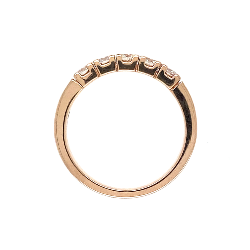 
                      
                        Rosé gouden rij ring van 3.6 gram en 3 mm breed. Bezet met 5 briljant geslepen diamanten met een totaalgewicht van 0.52 crt kleur top wesselton kwaliteit si zetting: 3.5 x 16 mm Model R 8184
                      
                    