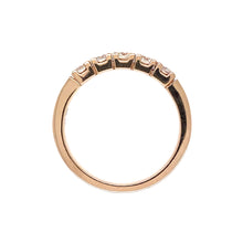 Load image into Gallery viewer, Rosé gouden rij ring van 3.6 gram en 3 mm breed. Bezet met 5 briljant geslepen diamanten met een totaalgewicht van 0.52 crt kleur top wesselton kwaliteit si zetting: 3.5 x 16 mm Model R 8184
