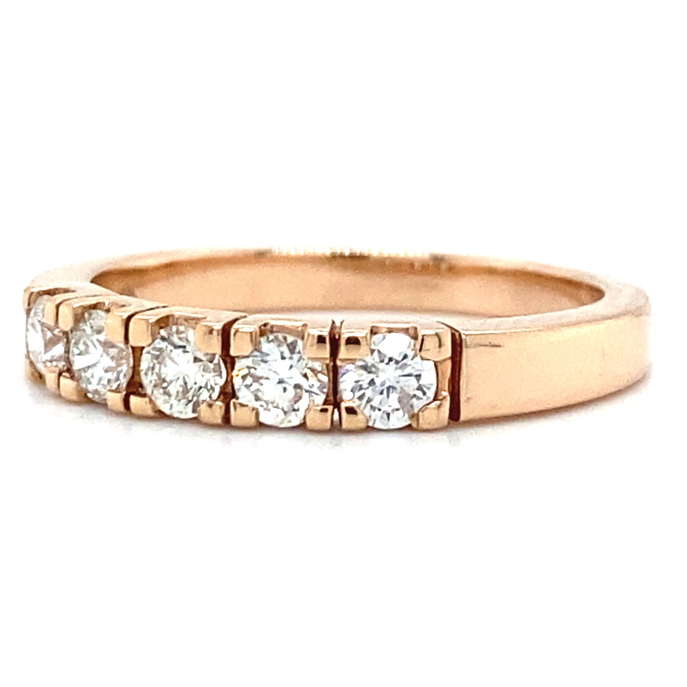 
                      
                        Rosé gouden rij ring van 3.6 gram en 3 mm breed. Bezet met 5 briljant geslepen diamanten met een totaalgewicht van 0.52 crt kleur top wesselton kwaliteit si zetting: 3.5 x 16 mm Model R 8184
                      
                    