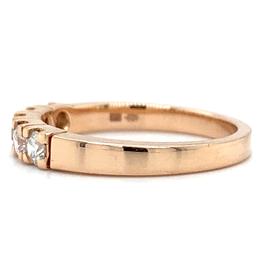 
                      
                        Rosé gouden rij ring van 3.6 gram en 3 mm breed. Bezet met 5 briljant geslepen diamanten met een totaalgewicht van 0.52 crt kleur top wesselton kwaliteit si zetting: 3.5 x 16 mm Model R 8184
                      
                    