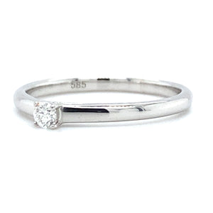 Witgouden solitair ring met vier zetpootjes van 1.8 gram. Bezet met 1 briljant geslepen diamant van 0.08 crt kleur top wesselton kwaliteit vs zetting: 2.5 x 3 mm Model R 8253