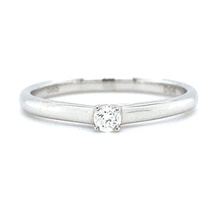 Witgouden solitair ring met vier zetpootjes van 1.8 gram. Bezet met 1 briljant geslepen diamant van 0.08 crt kleur top wesselton kwaliteit vs zetting: 2.5 x 3 mm Model R 8253