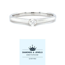 Laden Sie das Bild in den Galerie-Viewer, Witgouden solitair ring met vier zetpootjes van 1.8 gram. Bezet met 1 briljant geslepen diamant van 0.08 crt kleur top wesselton kwaliteit vs zetting: 2.5 x 3 mm Model R 8253
