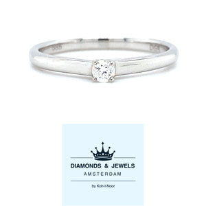 Witgouden solitair ring met vier zetpootjes van 1.8 gram. Bezet met 1 briljant geslepen diamant van 0.08 crt kleur top wesselton kwaliteit vs zetting: 2.5 x 3 mm Model R 8253