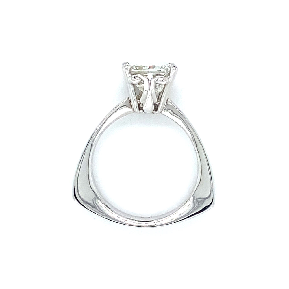 
                      
                        exclusieve witgouden solitair ring van 5.4 gram, bezet met 1 prinses geslepen diamant van 2.19 crt kleur H kwaliteit VVS1 zetting: 8.7x8.3 mm Model R 8266
                      
                    