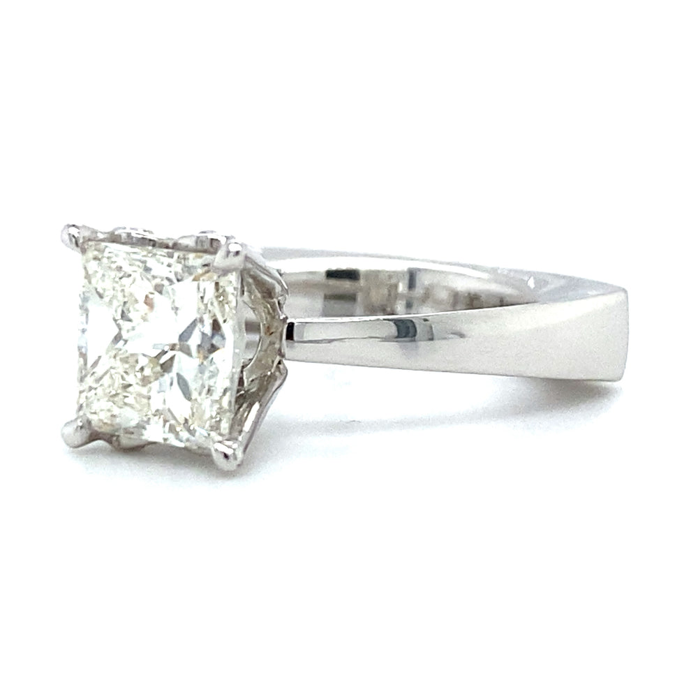 
                      
                        exclusieve witgouden solitair ring van 5.4 gram, bezet met 1 prinses geslepen diamant van 2.19 crt kleur H kwaliteit VVS1 zetting: 8.7x8.3 mm Model R 8266
                      
                    