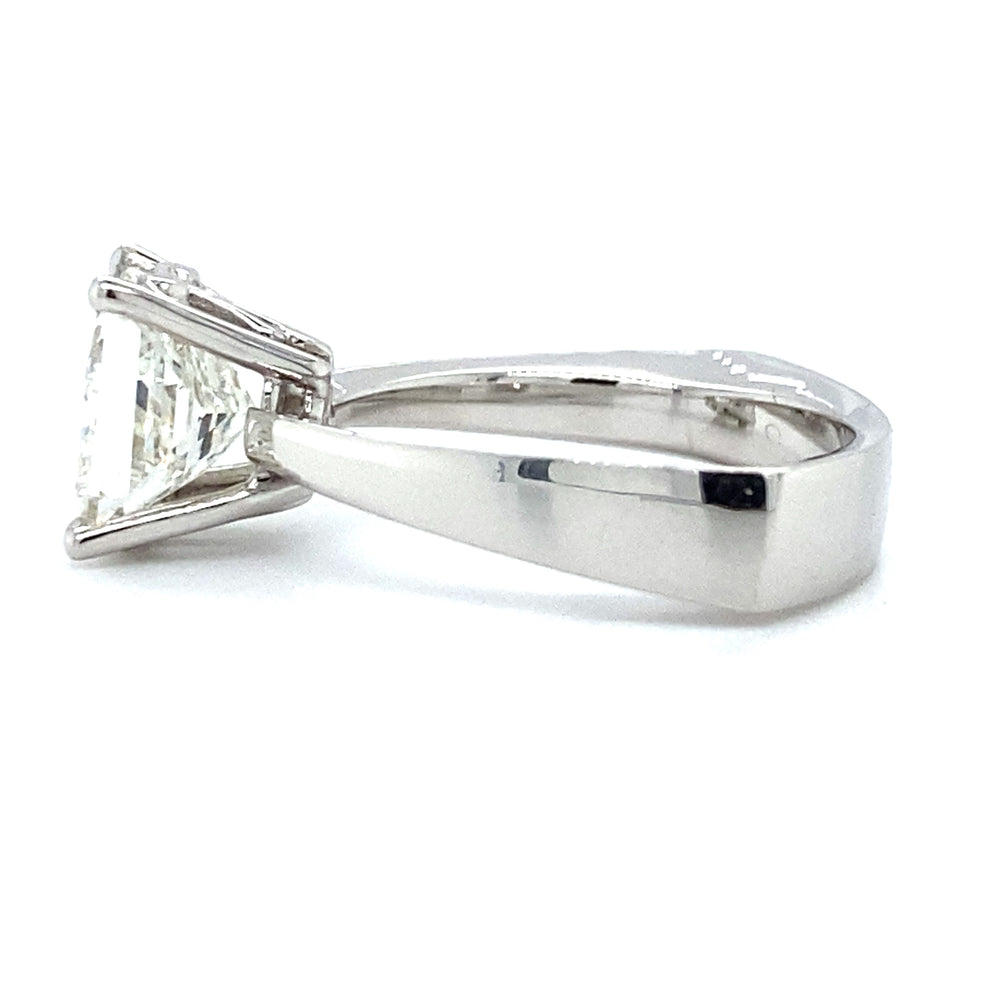 
                      
                        exclusieve witgouden solitair ring van 5.4 gram, bezet met 1 prinses geslepen diamant van 2.19 crt kleur H kwaliteit VVS1 zetting: 8.7x8.3 mm Model R 8266
                      
                    
