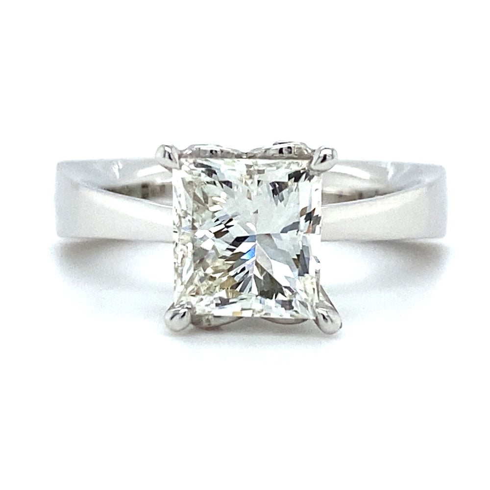 exclusieve witgouden solitair ring van 5.4 gram, bezet met 1 prinses geslepen diamant van 2.19 crt kleur H kwaliteit VVS1 zetting: 8.7x8.3 mm Model R 8266