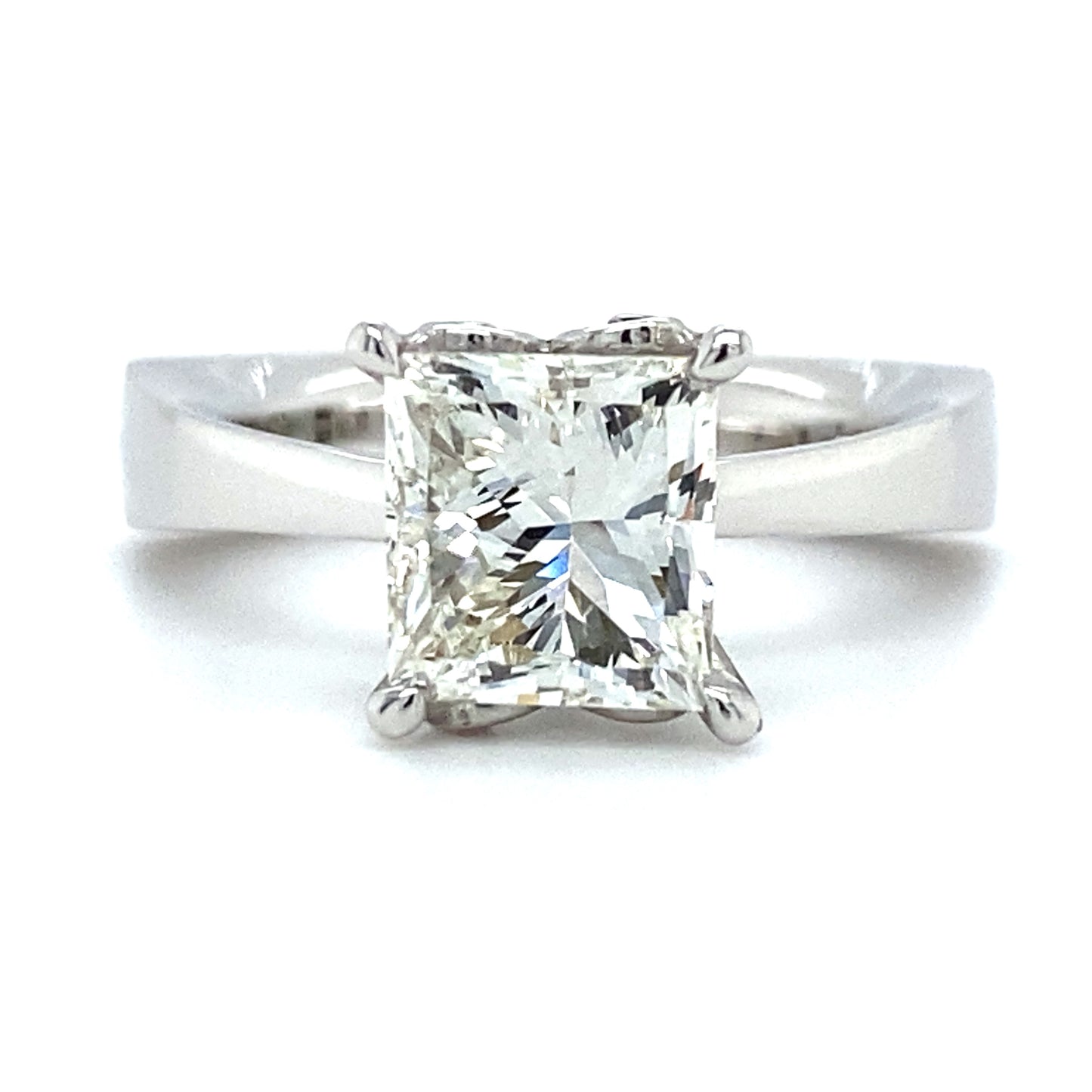 exclusieve witgouden solitair ring van 5.4 gram, bezet met 1 prinses geslepen diamant van 2.19 crt kleur H kwaliteit VVS1 zetting: 8.7x8.3 mm Model R 8266