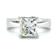 Cargar imagen en el visor de la galería, exclusieve witgouden solitair ring van 5.4 gram, bezet met 1 prinses geslepen diamant van 2.19 crt kleur H kwaliteit VVS1 zetting: 8.7x8.3 mm Model R 8266
