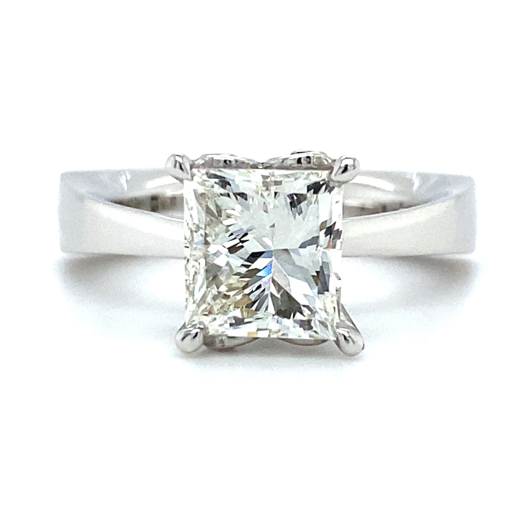 exclusieve witgouden solitair ring van 5.4 gram, bezet met 1 prinses geslepen diamant van 2.19 crt kleur H kwaliteit VVS1 zetting: 8.7x8.3 mm Model R 8266