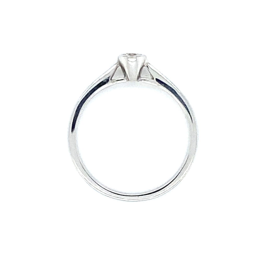
                      
                        Wit gouden solitair ring met ronde zetting bezet met 1 briljant geslepen diamant van 0.10 crt kleur Top Wesselton kwaliteit SI Zetting: Ø 4mm Model R 8359
                      
                    
