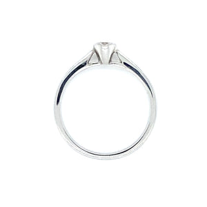 Wit gouden solitair ring met ronde zetting bezet met 1 briljant geslepen diamant van 0.10 crt kleur Top Wesselton kwaliteit SI Zetting: Ø 4mm Model R 8359
